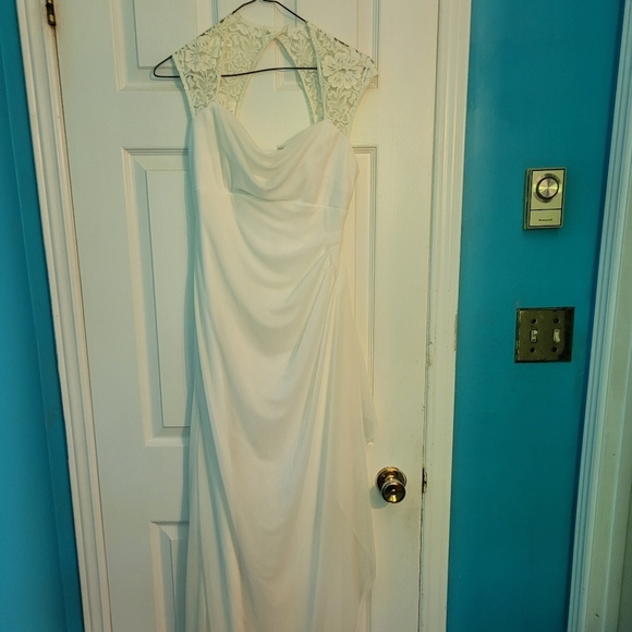- Size 6 Wedding Dress with Queen Anne's Neckline db studios from David's … - Picture 3 of 3
